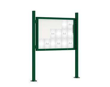 Schaukasten 1000 mit Quatro-Pfosten Farbe:RAL 6005|Abmessungen:18 A4 - B 1350 x H 1000 mm - Klapptür|Pfosten:Mittelpfosten auf Bodenplatte - Ohne Titelleiste