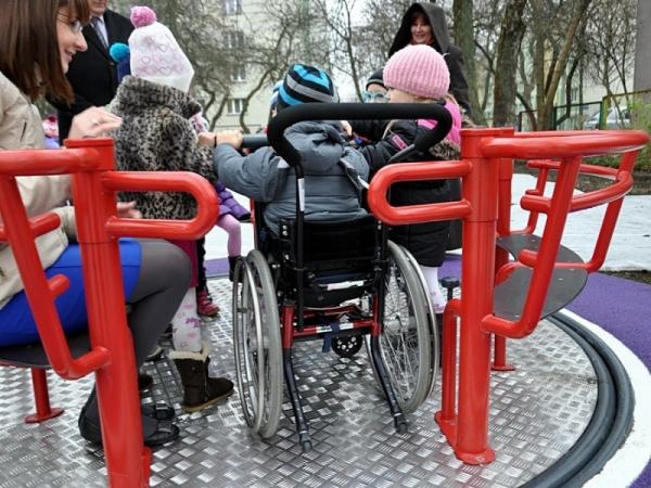 YUGO 2 Inklusives Karussell