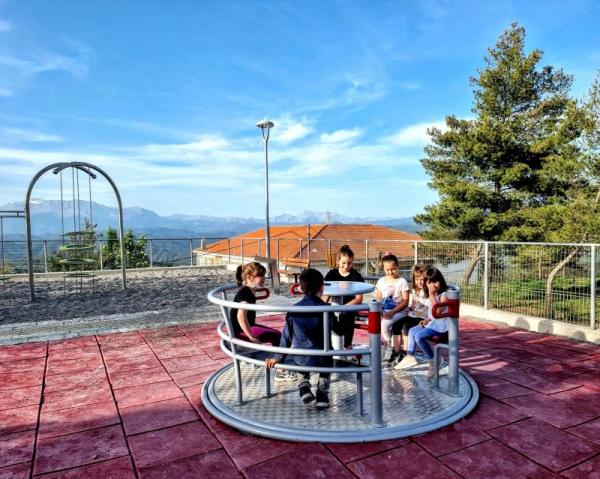 YUGO 2 Inklusives Karussell