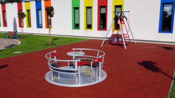 YUGO 2 Inklusives Karussell